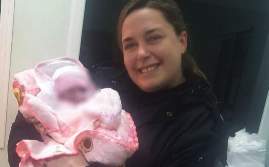 Una oficial asiste un parto en una ambulancia en camino al hospital | Rosario y la región