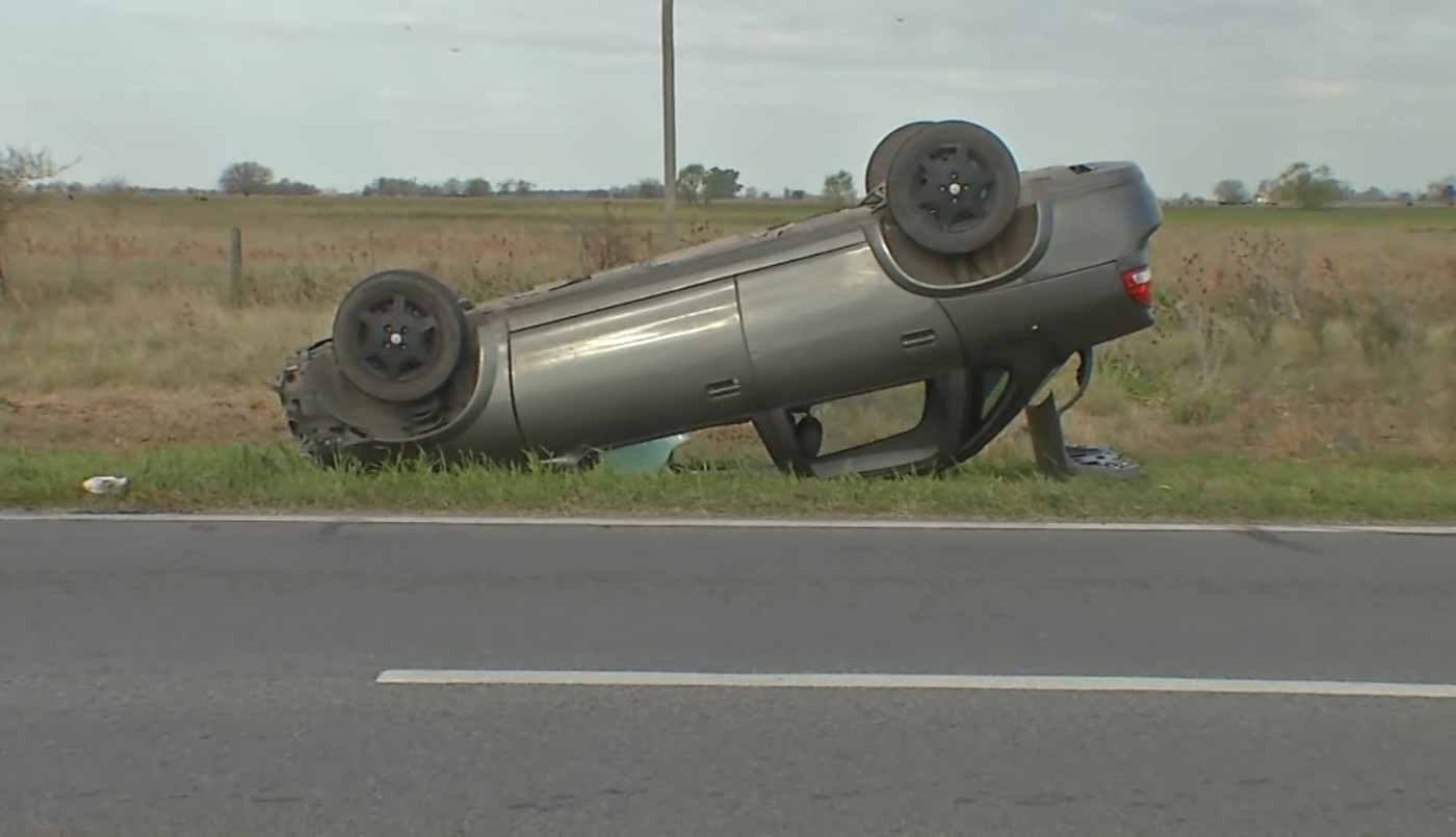 Vuelco en la ruta 18: una jefa policial chocó contra un camión y resultó ilesa | Rosario y la región