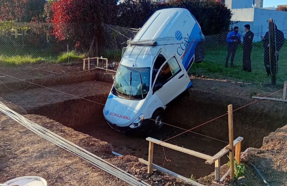 Robaron una ambulancia en zona sur y la encontraron dentro de una pileta en Funes | Rosario y la región