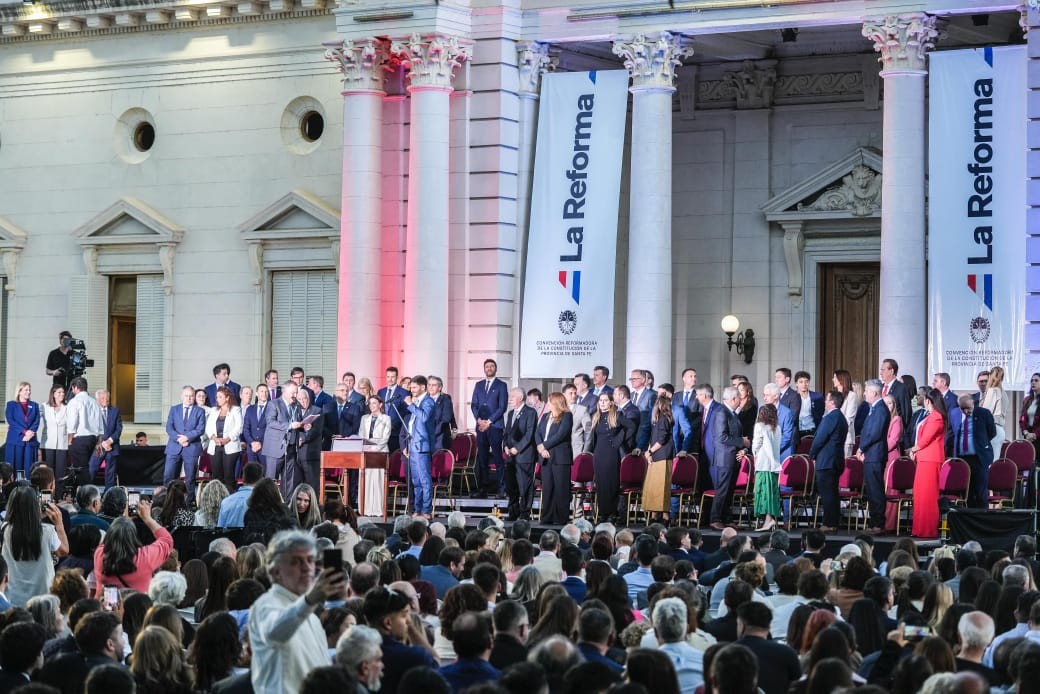 Autoridades de los tres poderes, representantes de la sociedad civil y vecinos ya juraron la nueva Constitución de la Provincia | Rosario y la región