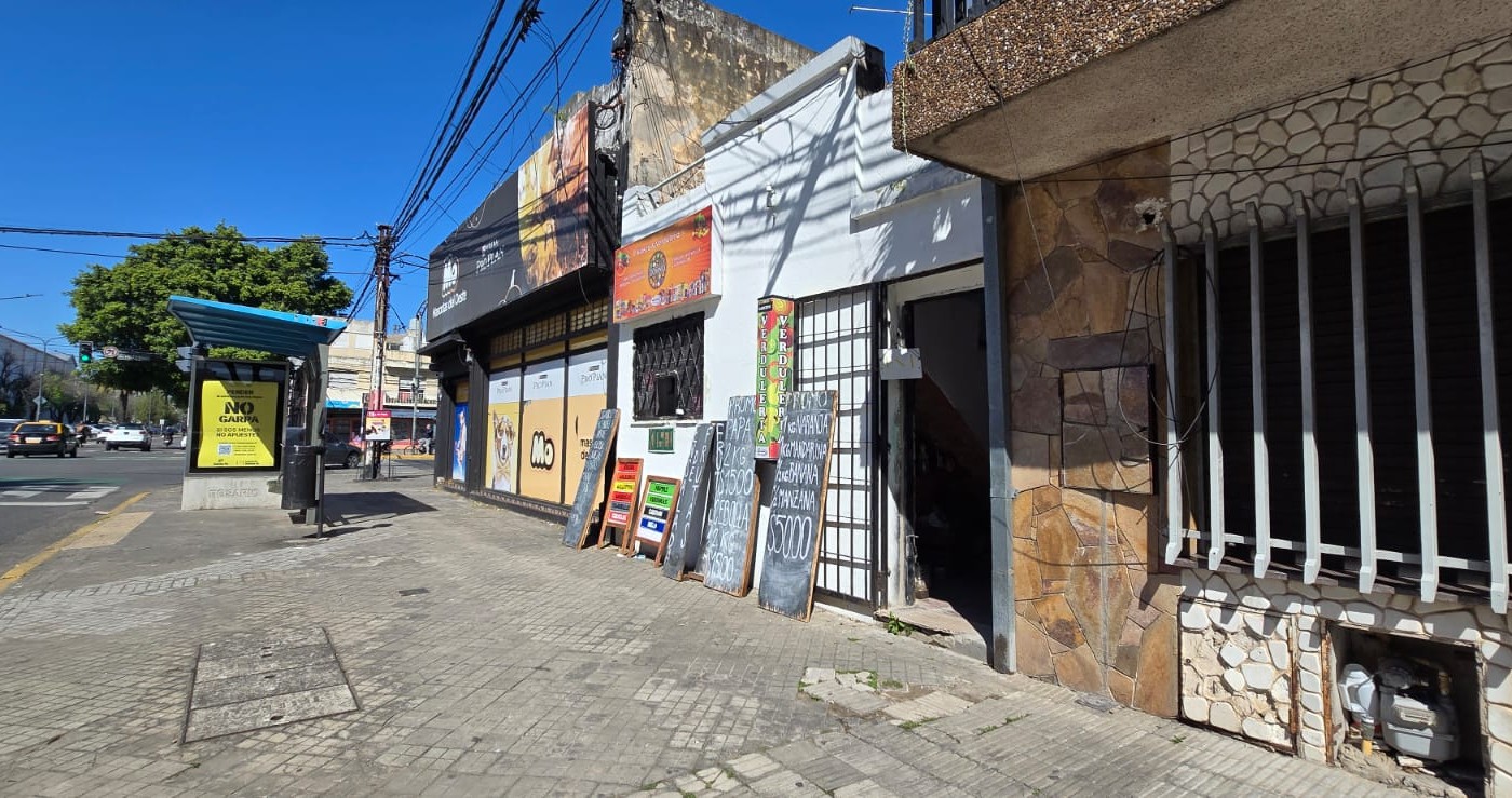 Robaron un kiosco y una verdulería: se llevaron la recaudación con un palo de escoba | Rosario y la región