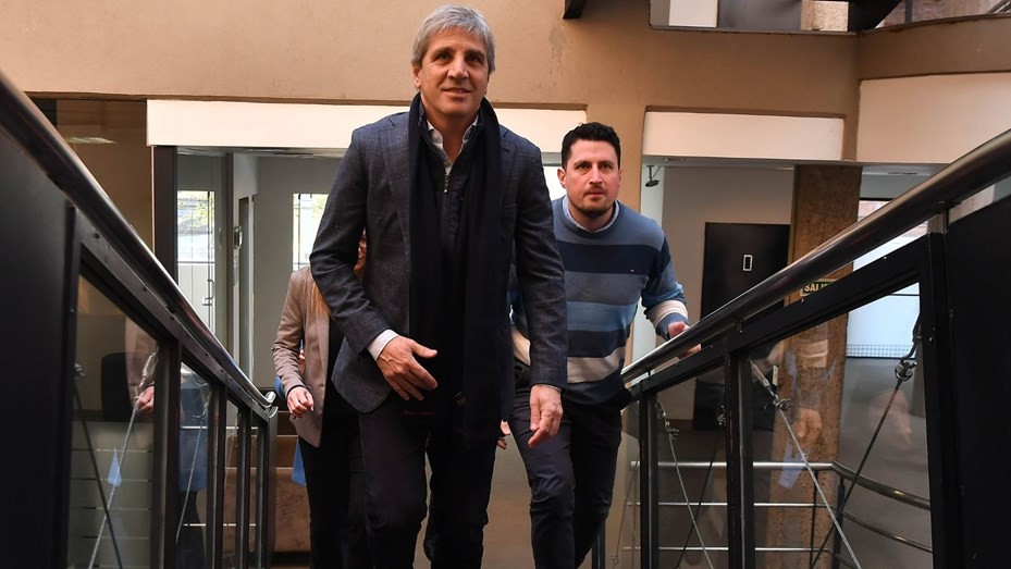 Vuelve el cepo: restringen compra de dólares a personas humanas | Política y Economía