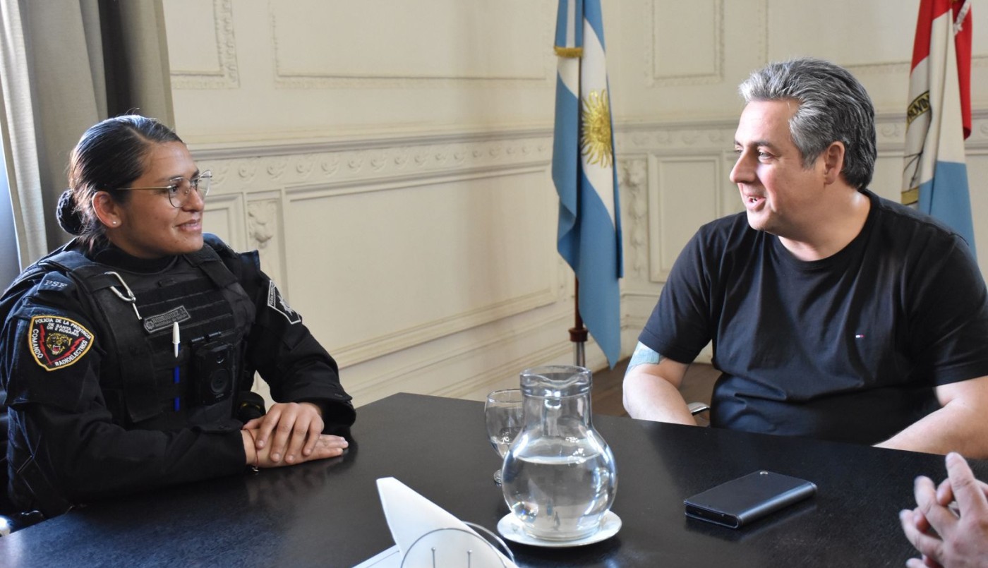 El ministro Cococcioni recibió a la suboficial que realizó el primer uso operativo de una Taser en Santa Fe | Rosario y la región