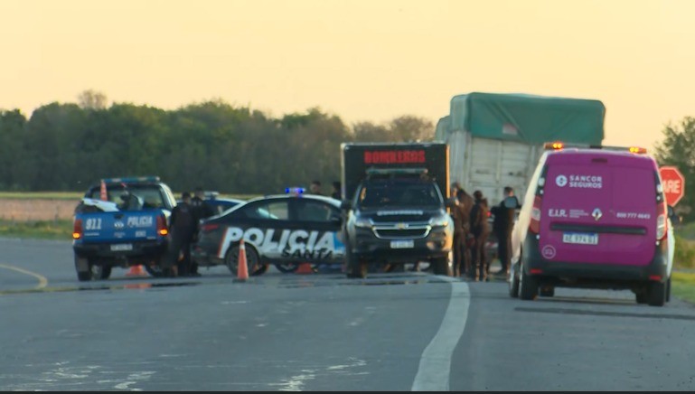 Tragedia en la A012: un motociclista murió al chocar contra un camión detenido en la banquina | Rosario y la región
