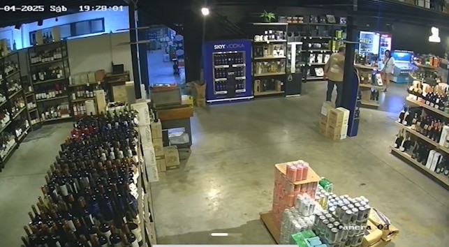 El mechero de la vinería: se hizo pasar por cliente y se llevó un whisky de 100.000 pesos | Rosario y la región