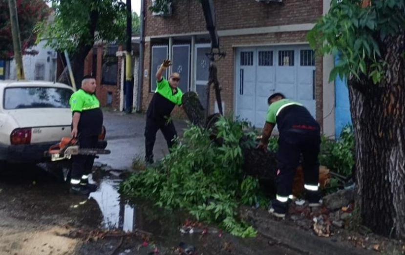 Continúan las operaciones tras las lluvias y se mantiene la alerta por vientos | Rosario y la región