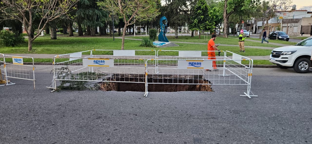 Un enorme socavón sorprendió a los vecinos en Ayolas y Colón | Rosario y la región