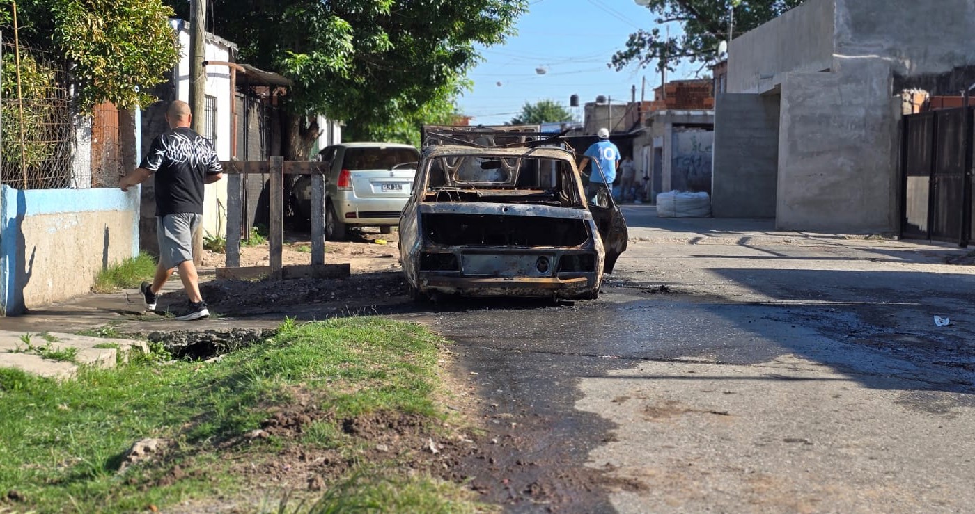 Incendiaron un auto con un joven durmiendo adentro | Rosario y la región