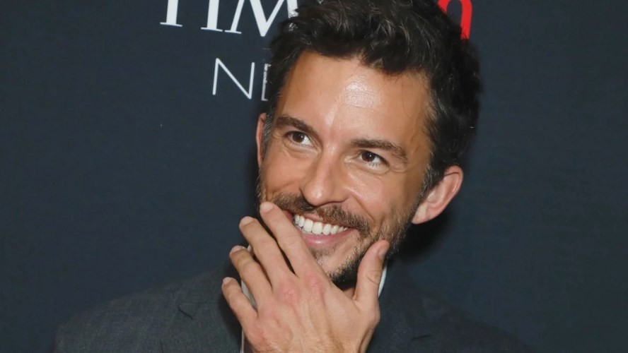 Jonathan Bailey, elegido el "hombre vivo más sexy" de 2025 por la Revista People | Espectáculos