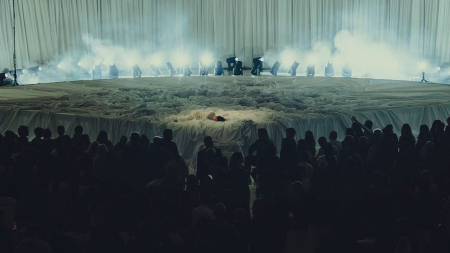 Rosalía brindó una performance hipnótica en Barcelona: fingió ser una escultura durante dos horas | Espectáculos