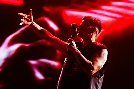 Duki subió a una fan al escenario, le cantó el "Feliz cumple" e interpretó junto a ella un himno del trap nacional | Espectáculos