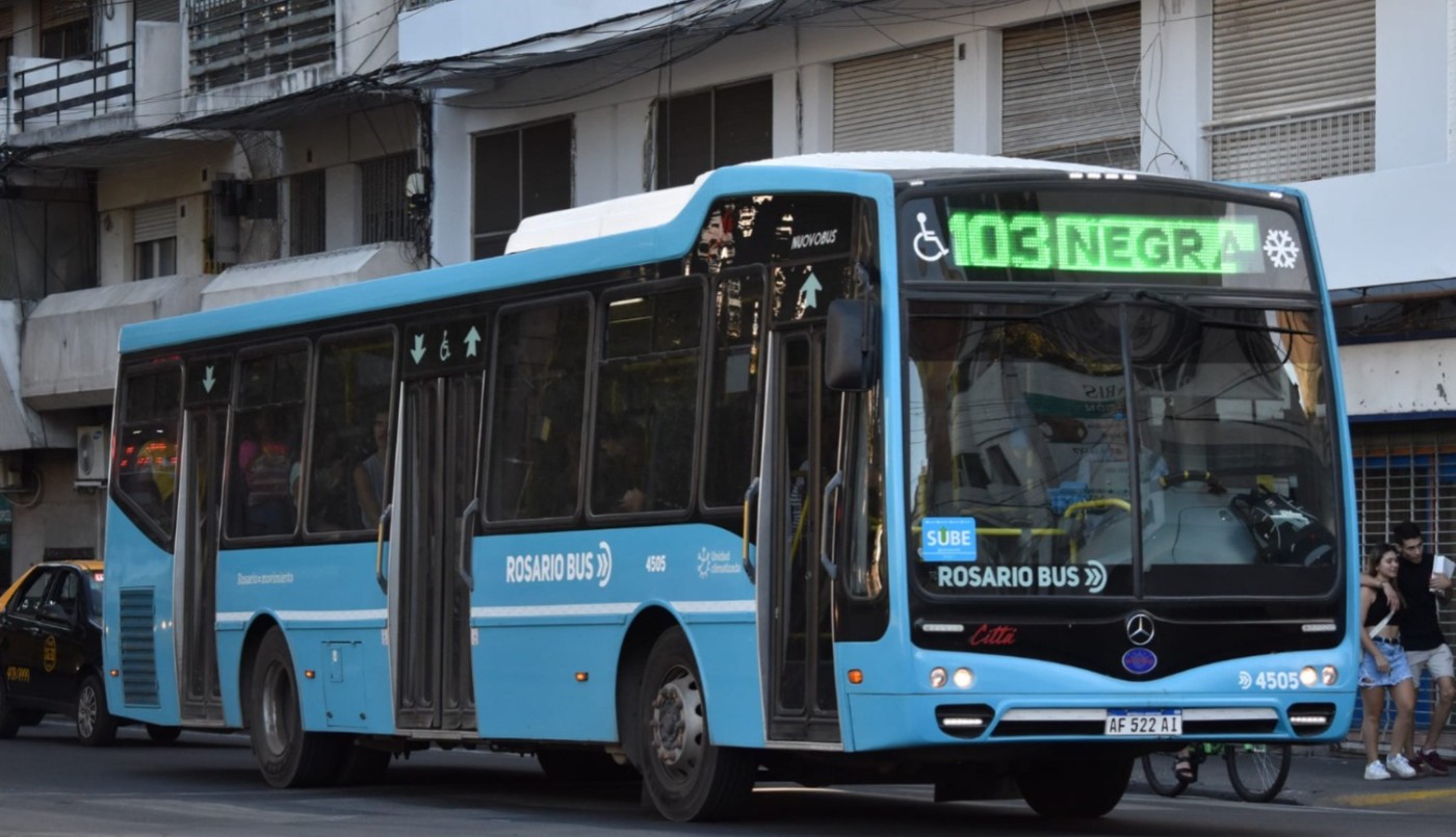 Ataque y robo en un colectivo de la línea 103: un joven herido y dos detenidos | Rosario y la región