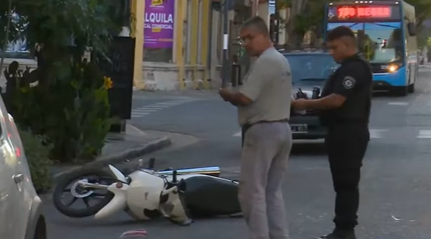Una motociclista resultó herida tras ser embestida por un auto | Rosario y la región