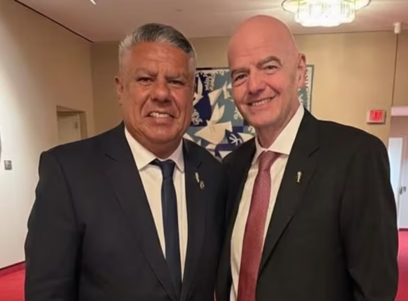 Tapia se mostró con el presidente de la FIFA en medio del escándalo con Milei y Verón | Deportes