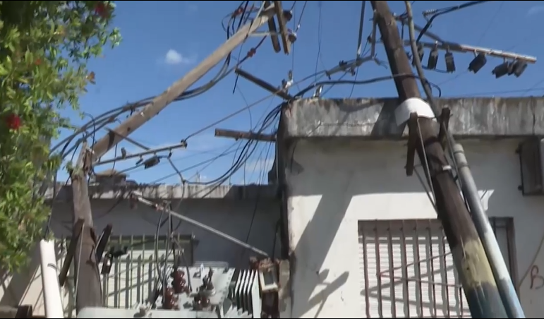 Zona norte: un transformador cayó sobre una vivienda y dejó a toda la cuadra sin luz | Rosario y la región