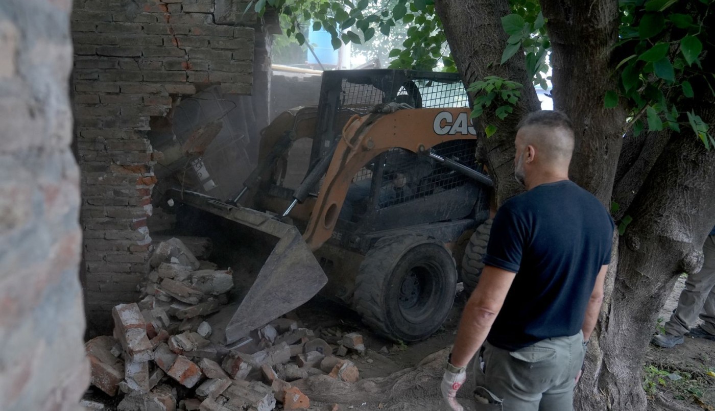Provincia derribó en VGG una propiedad que era búnker de venta de drogas y aguantadero de delincuentes | Rosario y la región