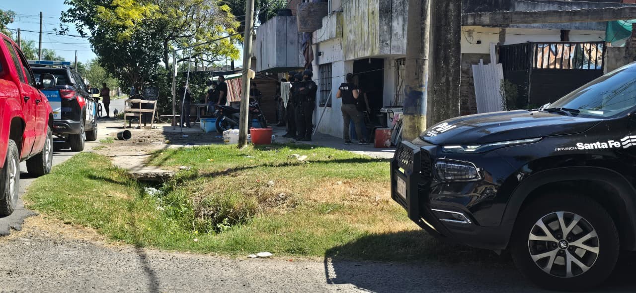 Allanaron dos viviendas por venta de drogas y detuvieron a tres personas | Rosario y la región