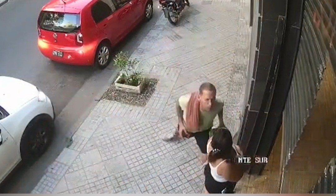 Violencia entre un trapito y una comerciante: la escupió y le tiró la moto | Rosario y la región