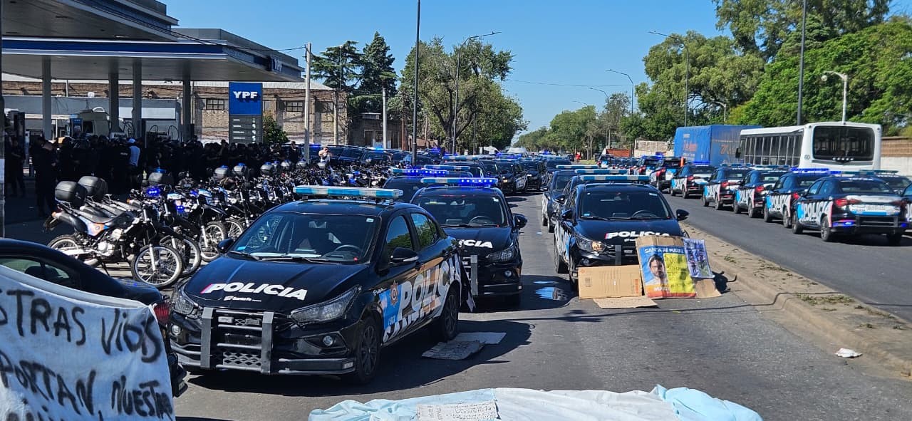 Persisten las protestas policiales frente a la Jefatura | Rosario y la región