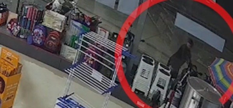 Robó una moto estacionada en segundos y frente a las cámaras de seguridad | Rosario y la región