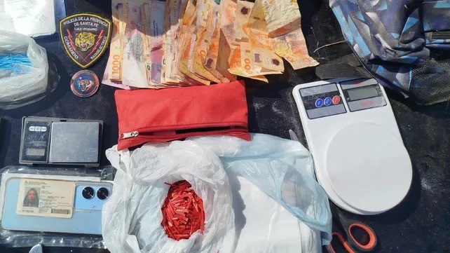 Intentaron escapar en moto y los detuvieron con droga y dinero | Rosario y la región