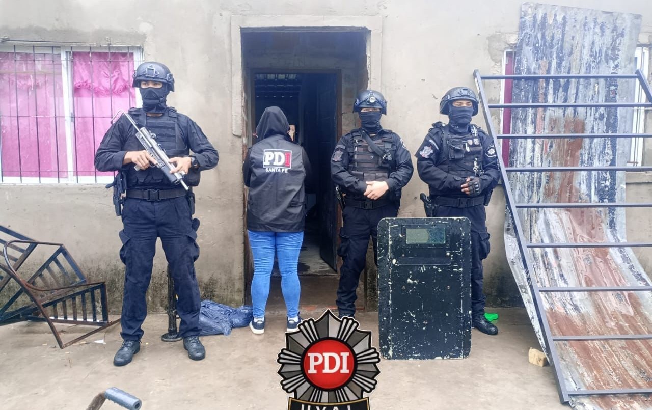 Villa Gobernador Gálvez: allanamientos con dos jóvenes aprehendidos y secuestro de cocaína y arma de fuego | Rosario y la región