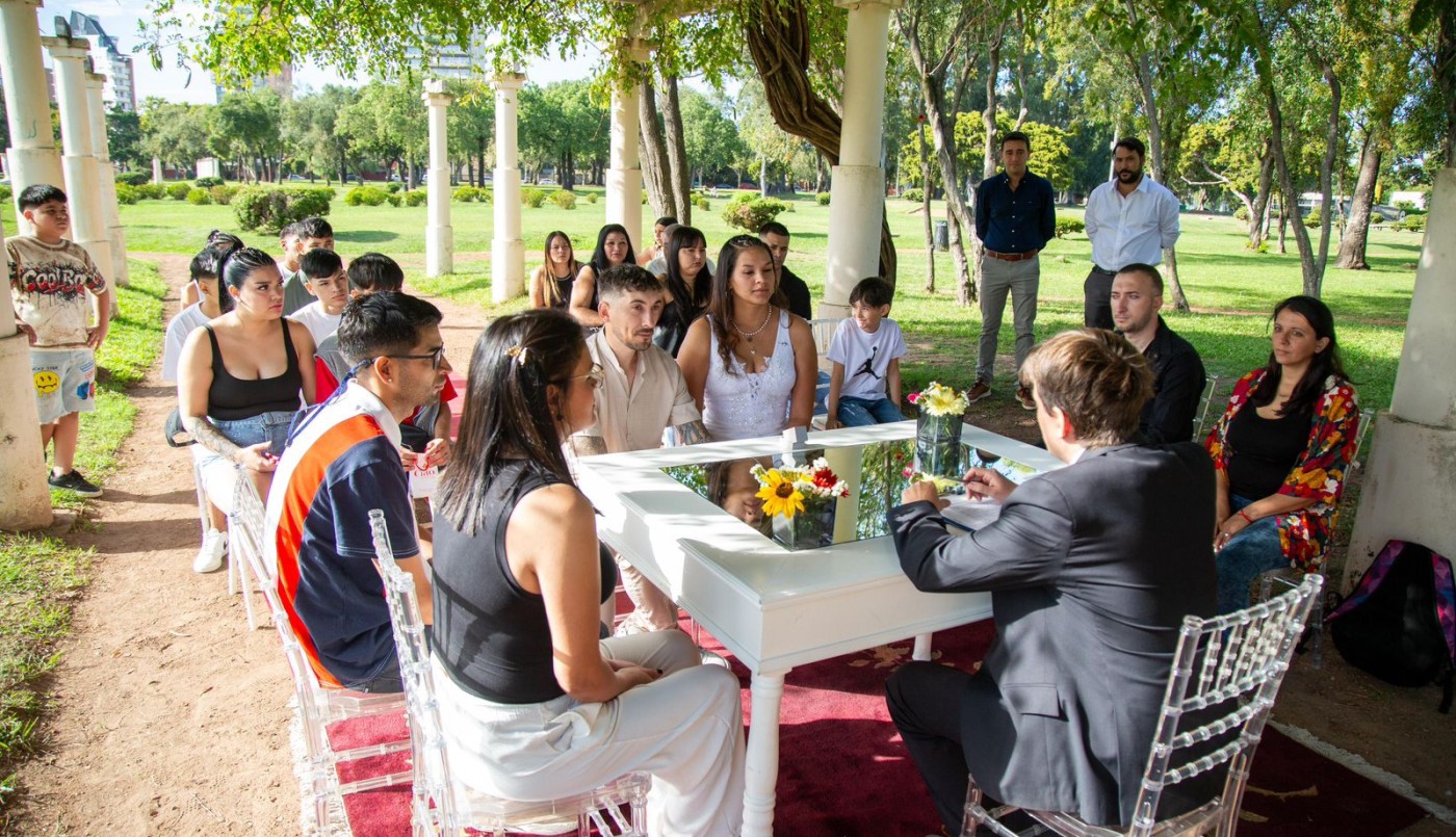 El Parque Alem fue escenario de diez bodas civiles bajo el programa “Casate con tu ciudad como testigo” | Rosario y la región