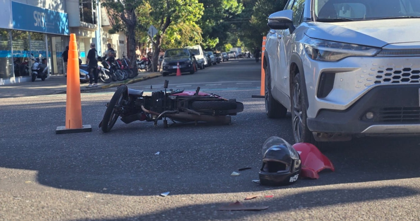 Fuerte siniestro vial entre una moto y una camioneta | Rosario y la región