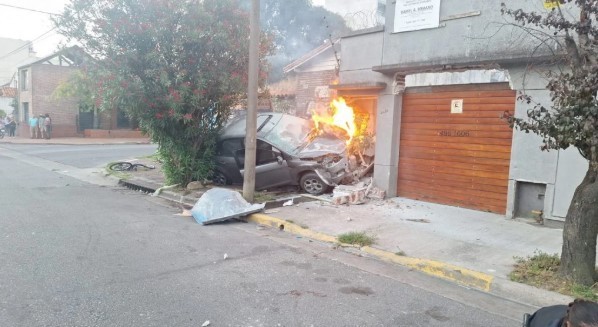 Huida a toda velocidad en Mar del Plata: atropelló a una ciclista y su auto se prendió fuego | Información General