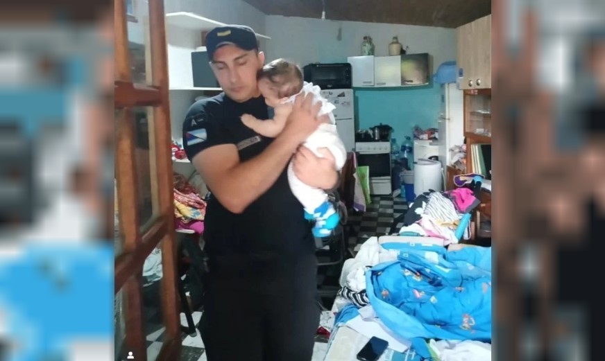 Misiones: Policía encuentra a una beba sola en una casa y la rescata | Información General