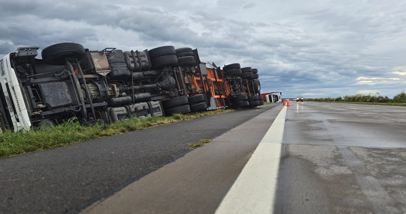 Intensa tormenta en Rosario y la zona: camiones volcados y rutas cortadas entre Armstrong y Tortugas | Rosario y la región