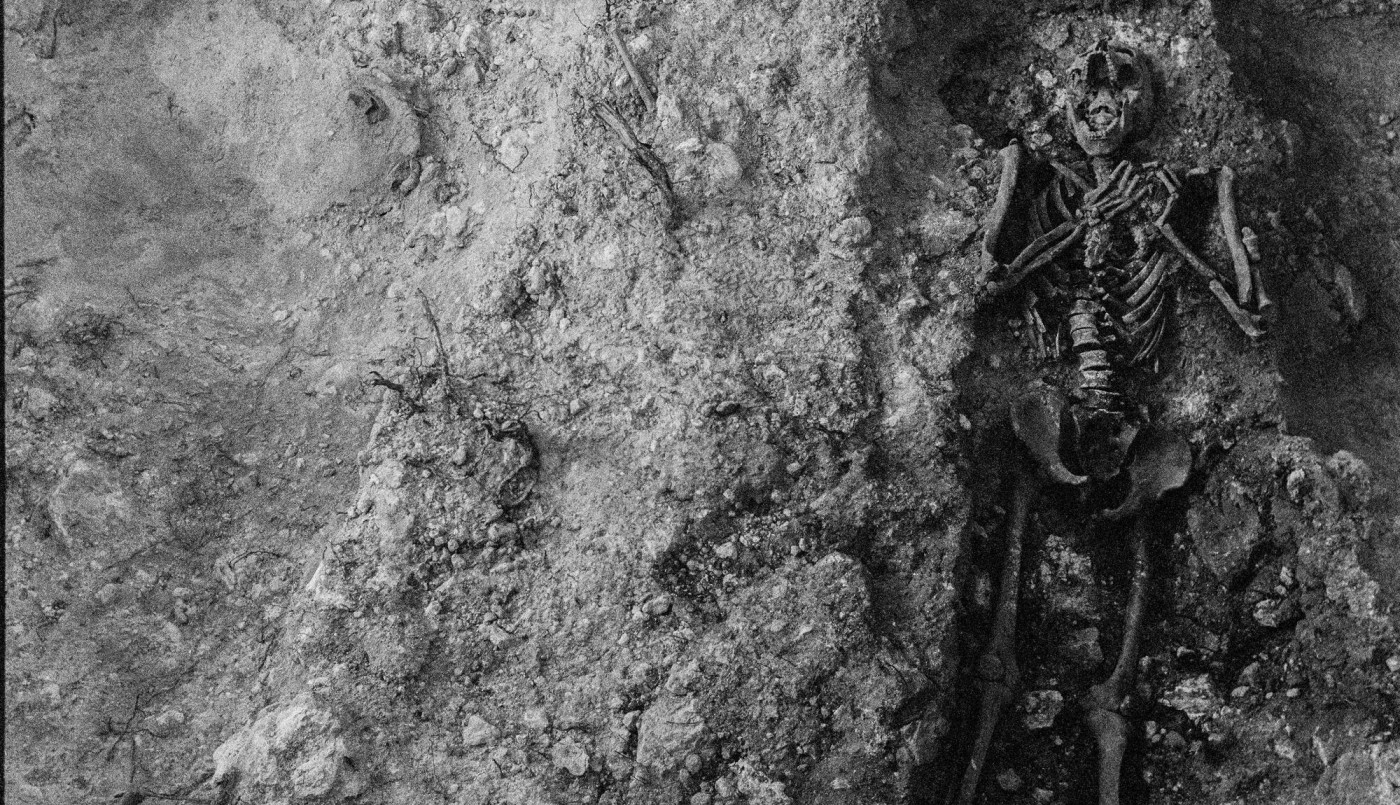 El fotógrafo de la memoria en España: Retratando las fosas de Granada con una cámara de los años 40 | Curiosidades