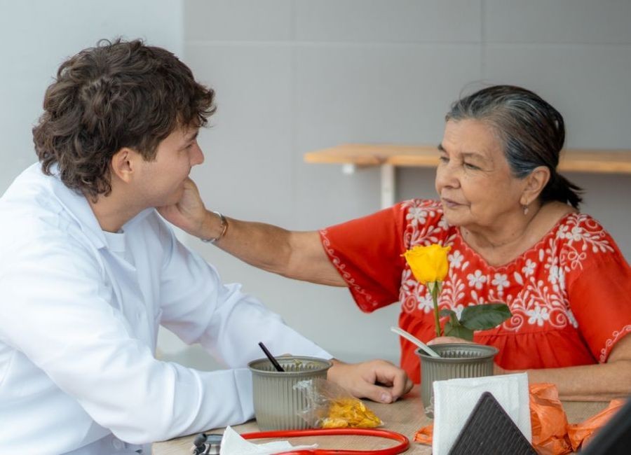 Ecuador: Jandino lidera una cruzada solidaria para donar prótesis y devolver esperanza | Espectáculos