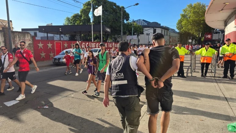 Más de 40 trapitos demorados en operativos en las canchas de River, Huracán y Vélez | Información General