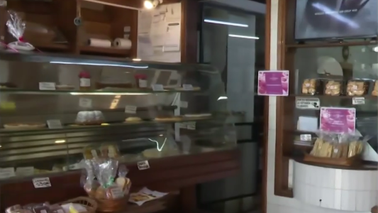Robo en una panadería: se hizo pasar por cliente, se sirvió una docena de facturas y huyó