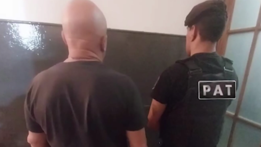 Atropelló a un agente de tránsito porque pensó que le estaban haciendo una multa y quedó detenido