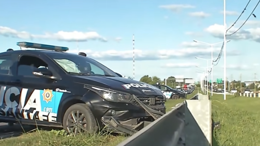 Un auto chocó a un patrullero y huyó