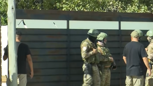 Nuevo allanamiento en Roldán: buscan más armas tras el hallazgo de un arsenal enterrado