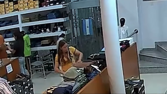 San Lorenzo: dos mecheras fueron filmadas robando en una tienda de ropa