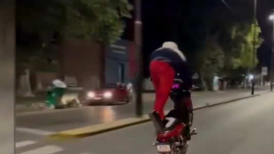 Imprudencia en Villa Gobernador Gálvez: piruetas en moto y riesgo de tragedia