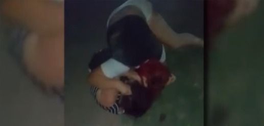 Brutal pelea entre dos adolescentes en una plaza