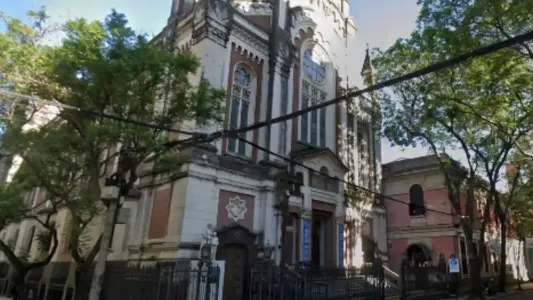 Ataque en plena misa: una mujer tomó del cuello a un cura en una parroquia del centro de Rosario