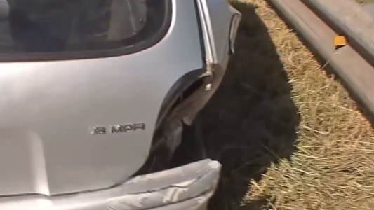 Choque en Circunvalación: un automovilista perdió el control de su vehículo e impactó contra la banquina