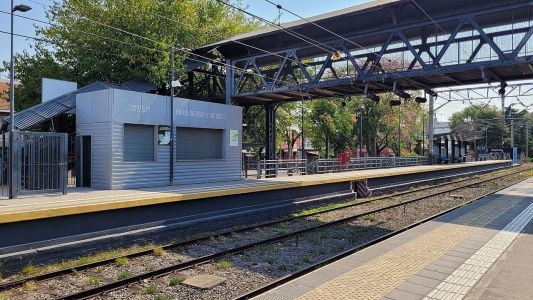 Una adolescente de 15 años dio a luz con ayuda de ChatGPT y entregó a la bebé en una estación de tren