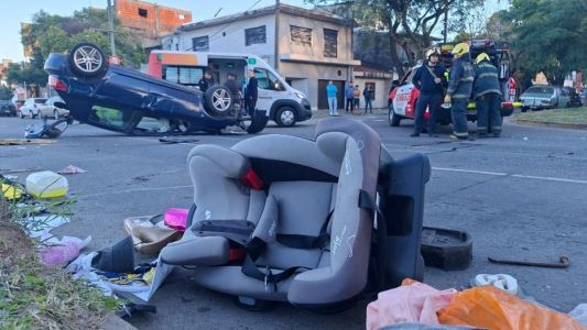Vuelco en zona oeste: el auto terminó dado vuelta y la butaca infantil a varios metros
