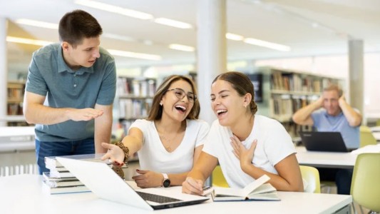 Interrumpir conversaciones: qué dice la psicología sobre un comportamiento frecuente y sus causas