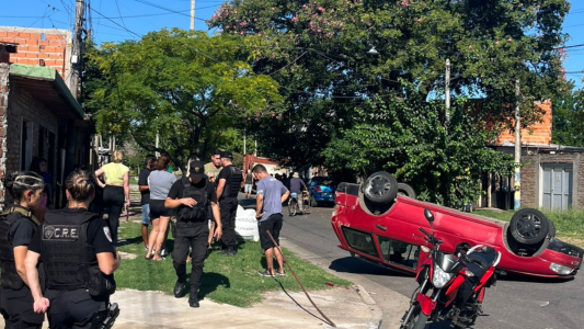 Siniestro vial en Cambell y La Paz: un vehículo volcó tras un fuerte impacto