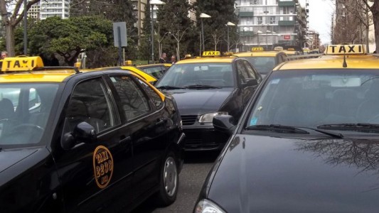 Los taxistas lanzaron un paro total desde las 14 si no se trata el aumento de la tarifa