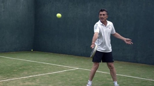 Macri se esguinzó la rodilla jugando al paddle