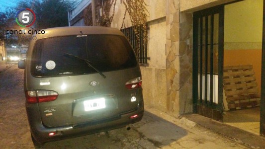 Violento asalto a una vivienda: robó un auto, chocó, hirió a un vecino y huyó
